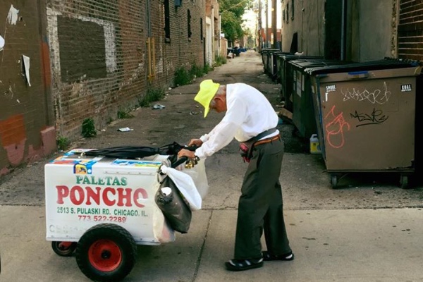 internet raises money for old man selling popsicles
