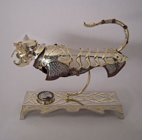 Artist creates glorious medieval suits of armor for cats and mice (Gallery)