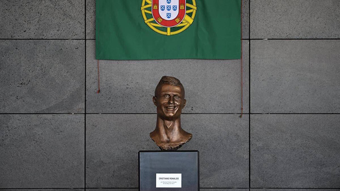 funny reactions to ronaldo airport sculpture