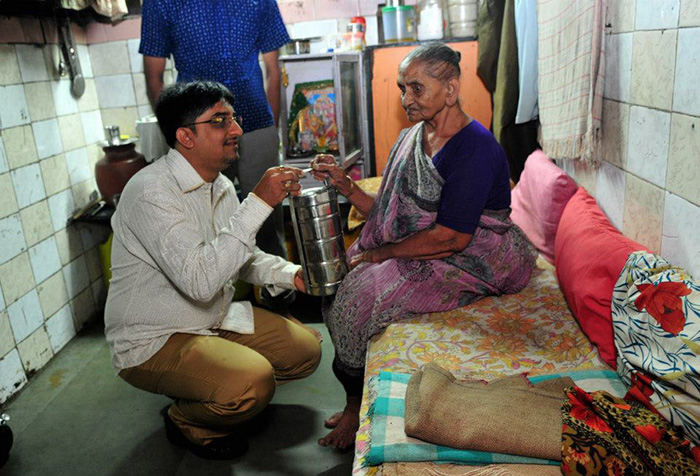 doctor has been feeding 500 old needy people daily for a decade