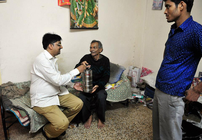 doctor has been feeding 500 old needy people daily for a decade