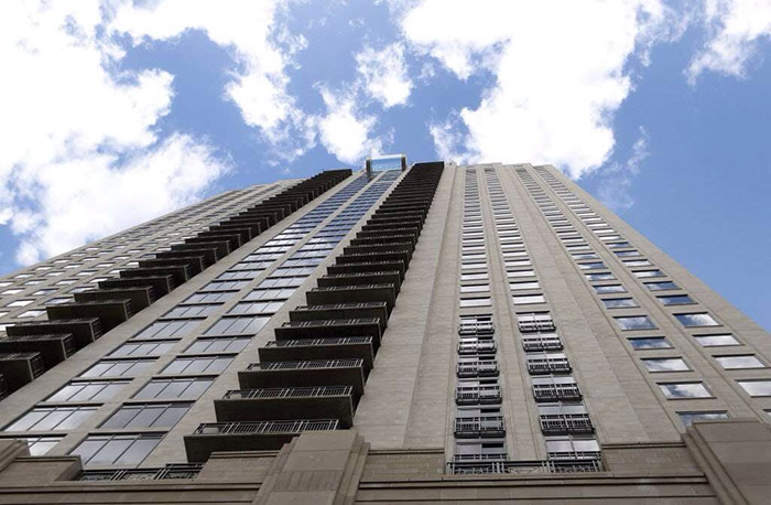 Market Square Tower pool extends over street 40 stories