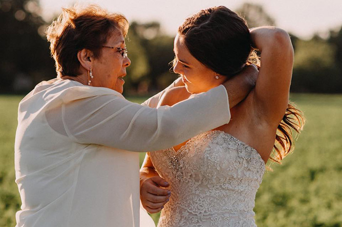 Bride Has A Surprise Photo Shoot With Her Terminally Ill Grandma, And We Can't Stop Crying 0mcrs-grandma-bond-with-granddaughter-photoshoot-6