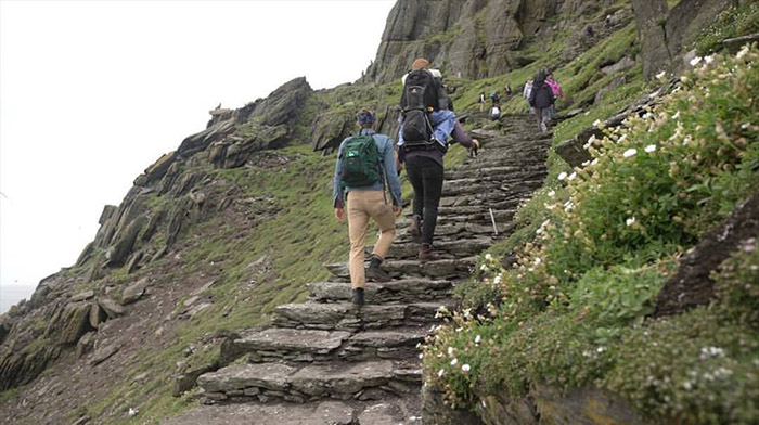 Six Friends Take Their Disabled Friend On The Trip Of A Lifetime 39unk-4-friends-carry-disabled-friend-trip-of-lifetime-5