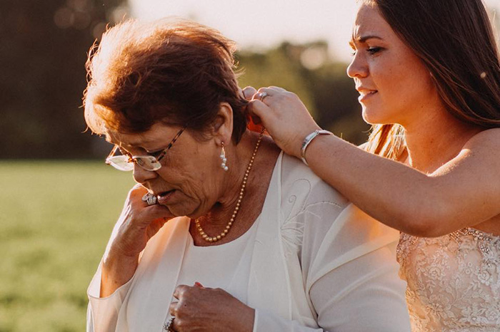 Bride Has A Surprise Photo Shoot With Her Terminally Ill Grandma, And We Can't Stop Crying 5kj9c-grandma-bond-with-granddaughter-photoshoot-5