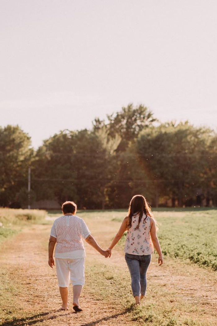 Bride Has A Surprise Photo Shoot With Her Terminally Ill Grandma, And We Can't Stop Crying Dl793-grandma-bond-with-granddaughter-photoshoot-13
