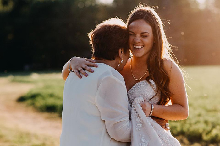 Bride Has A Surprise Photo Shoot With Her Terminally Ill Grandma, And We Can't Stop Crying Lfy87-grandma-bond-with-granddaughter-photoshoot-7