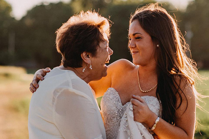 Bride Has A Surprise Photo Shoot With Her Terminally Ill Grandma, And We Can't Stop Crying Oo95g-grandma-bond-with-granddaughter-photoshoot-12