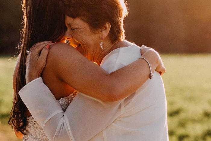 Bride Has A Surprise Photo Shoot With Her Terminally Ill Grandma, And We Can't Stop Crying R5lhw-grandma-bond-with-granddaughter-photoshoot-10