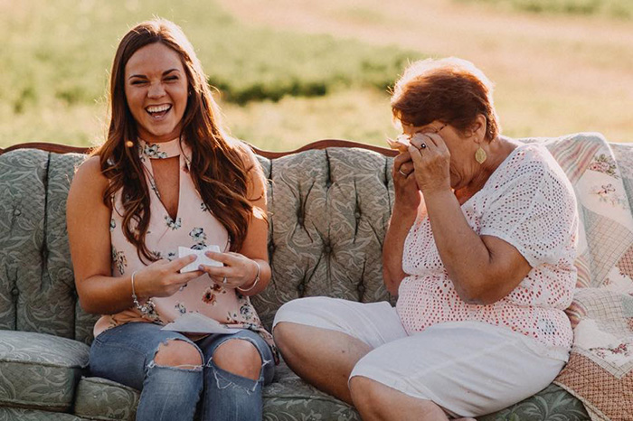 Bride Has A Surprise Photo Shoot With Her Terminally Ill Grandma, And We Can't Stop Crying Tpcqp-grandma-bond-with-granddaughter-photoshoot-3