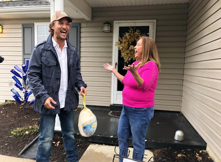 matthew mcconaughey hands out turkeys on birthday