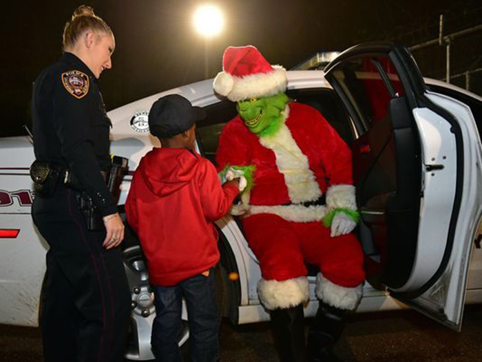 5 year old calls police on Grinch arrests him