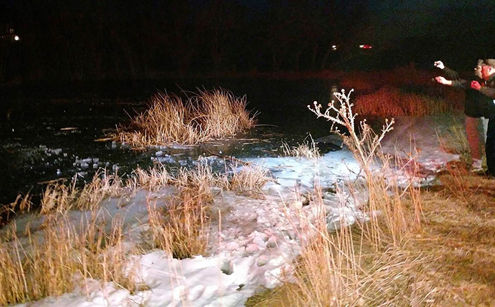 police officer punches frozen pond save boy drowning