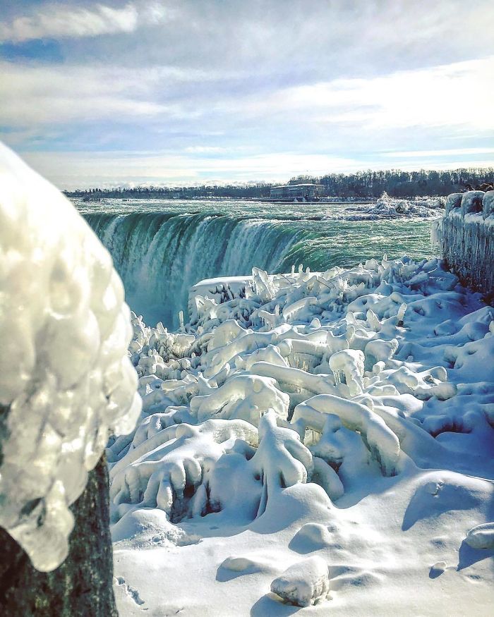 niagara falls frozen narnia beautiful