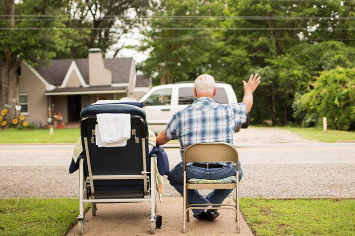 elderly couple dementia waves to cars