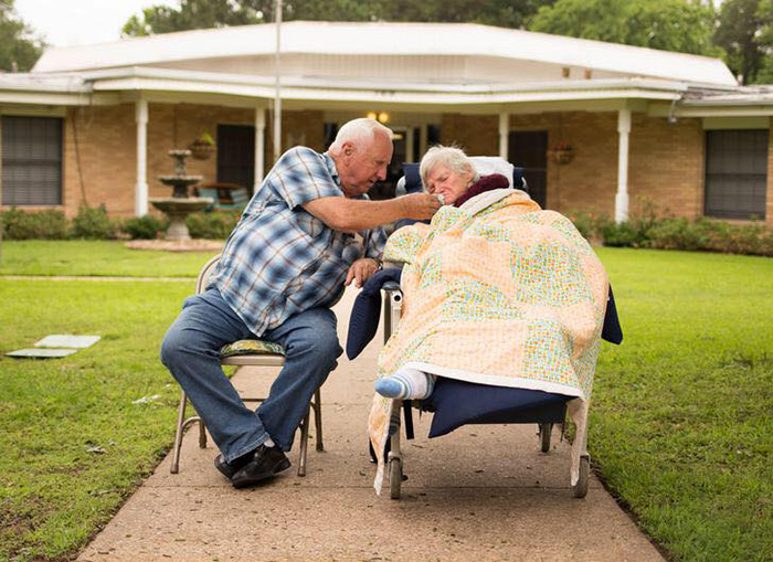 elderly couple dementia waves to cars