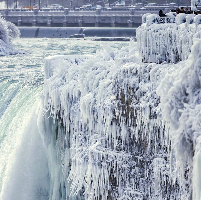 niagara falls frozen narnia beautiful