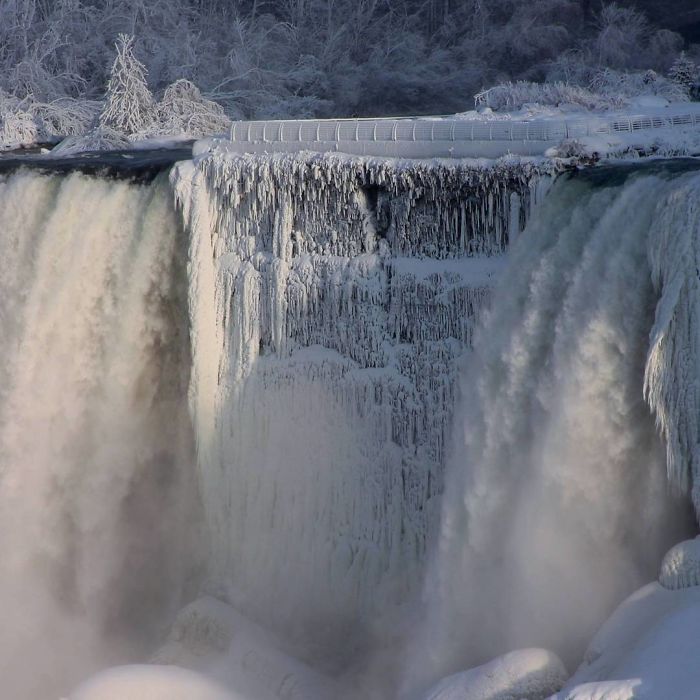 niagara falls frozen narnia beautiful