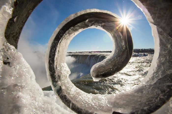 niagara falls frozen narnia beautiful