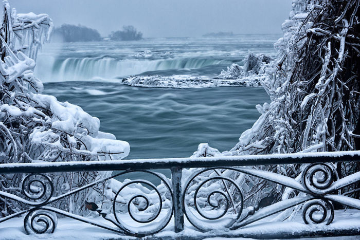 niagara falls frozen narnia beautiful