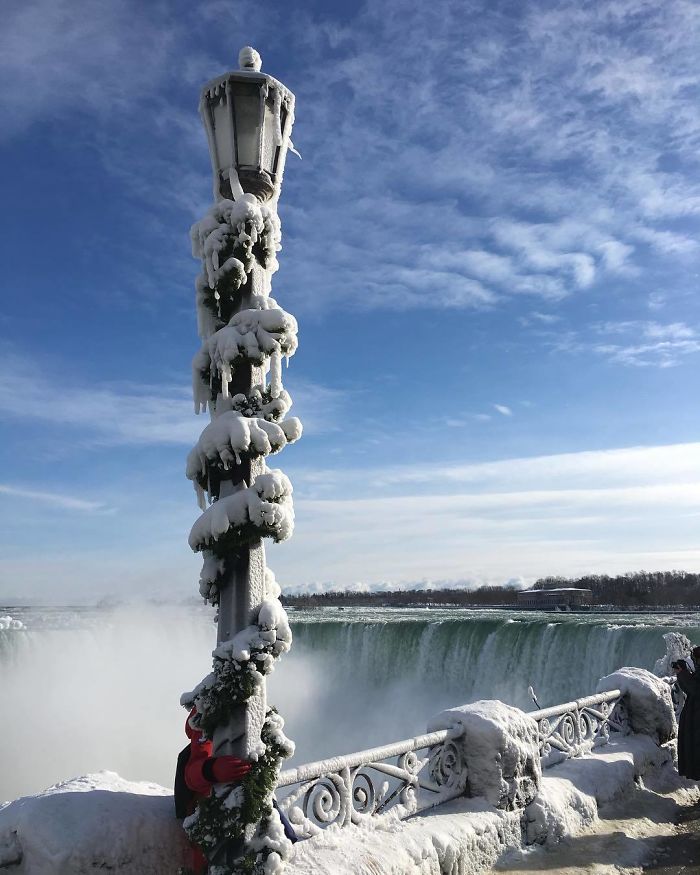 niagara falls frozen narnia beautiful