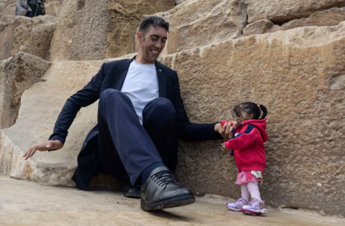 tallest man shortest woman pictures