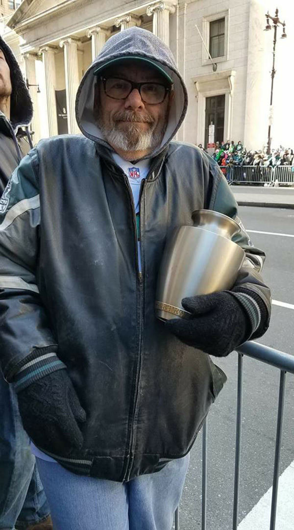 man carries wife in urn to Eagles parade