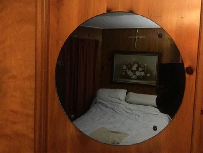 people taking pictures of mirrors on craigslist funny