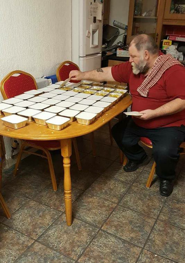 retired man makes 50 tubs of curry for homeless