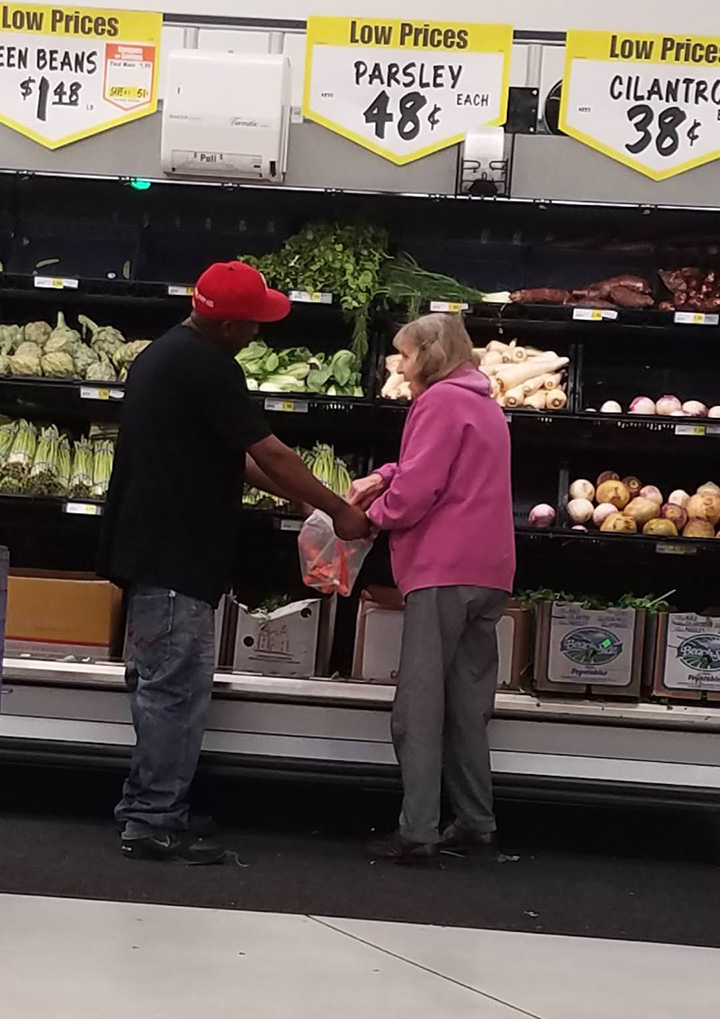 random act of kindness at grocery store