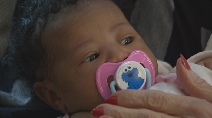 woman lets dad and newborn stay with her from airport