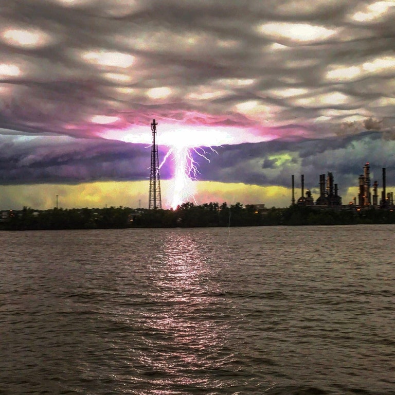 man captures epic lightning photo on Mississippi river