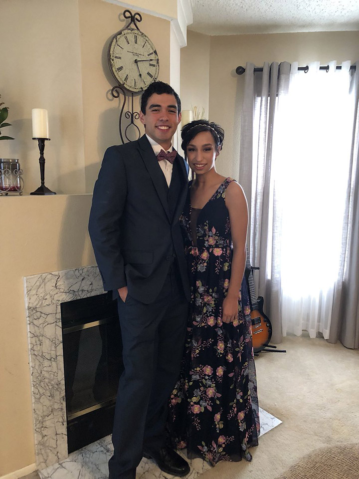 girl surprises prom date by walking