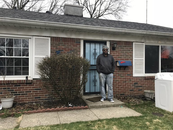 vounteers help homeless veteran move into childhood home