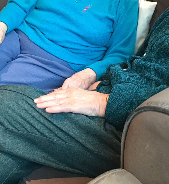 grandmother makes friend at nursing home dementia