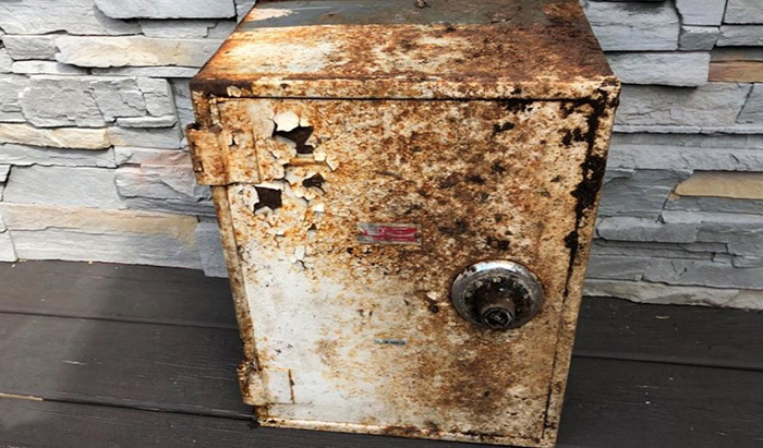 couple finds buried safe with money jewelry