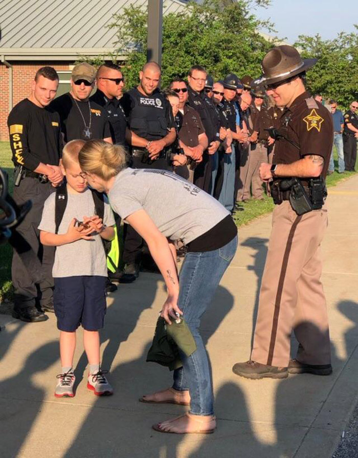 70 police officers welcome boy back to school who lost dad in line of duty