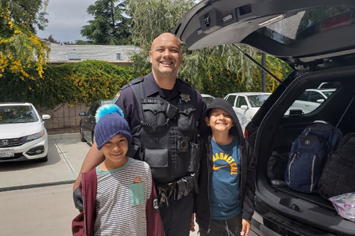 cop recovering stranger helps carlos