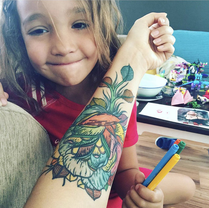 mom lets daughter color in her tattoos