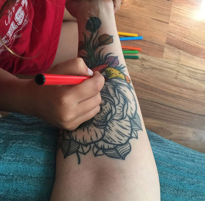 mom lets daughter color in her tattoos