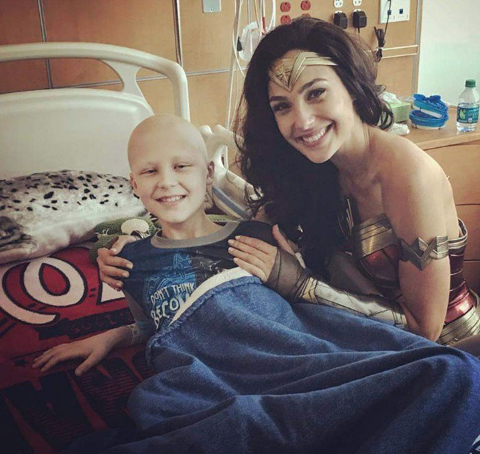 gal gadot wonder woman visits childrens hospital