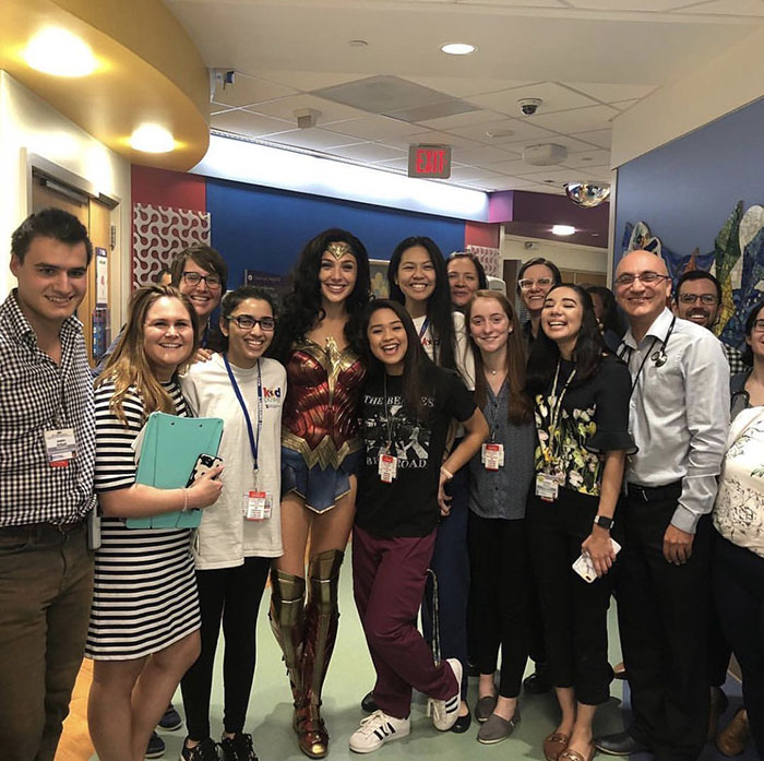 gal gadot wonder woman visits childrens hospital