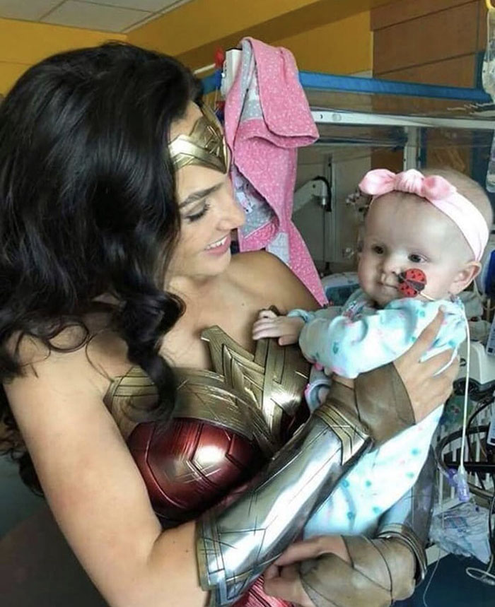 gal gadot wonder woman visits childrens hospital