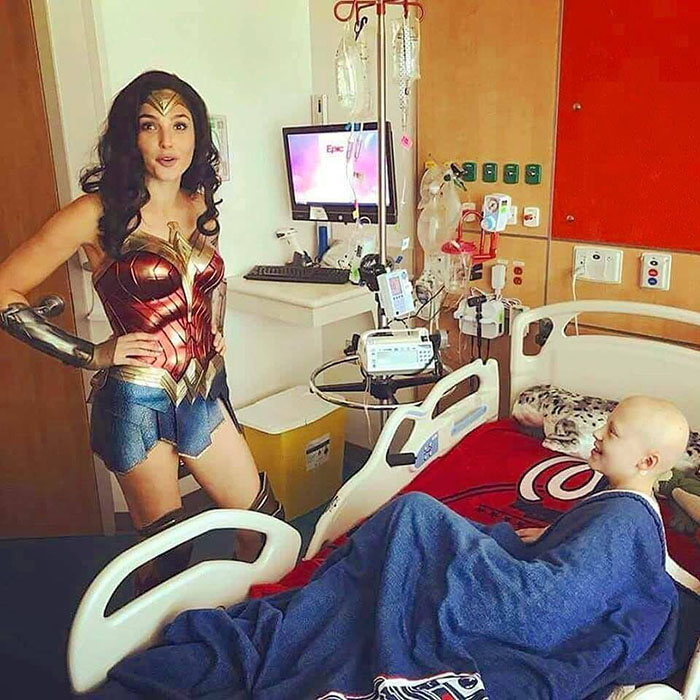 gal gadot wonder woman visits childrens hospital