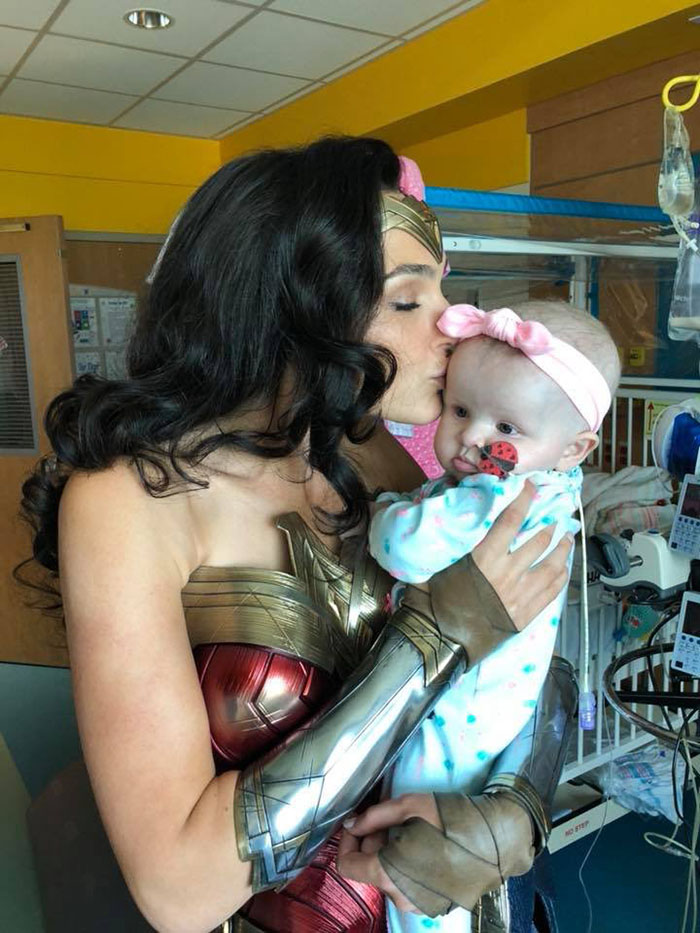 gal gadot wonder woman visits childrens hospital