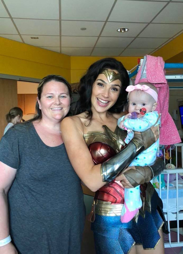 gal gadot wonder woman visits childrens hospital