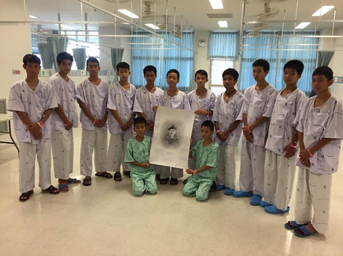 Thai boys cry honor seal who died in rescue