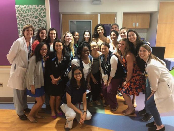 gal gadot wonder woman visits childrens hospital