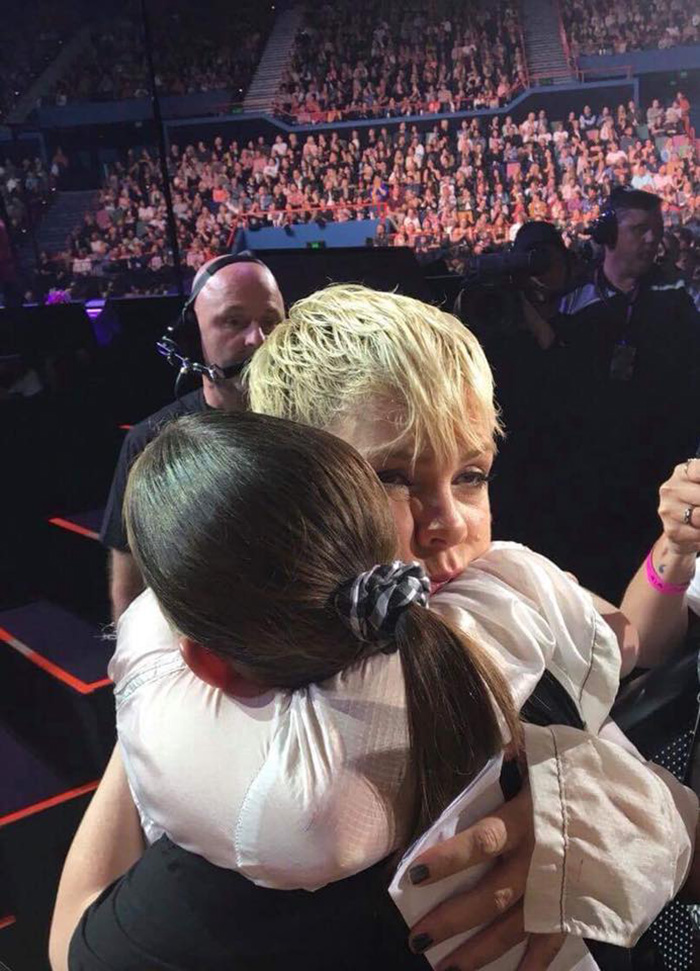 pink hugs young fan who lost her mom