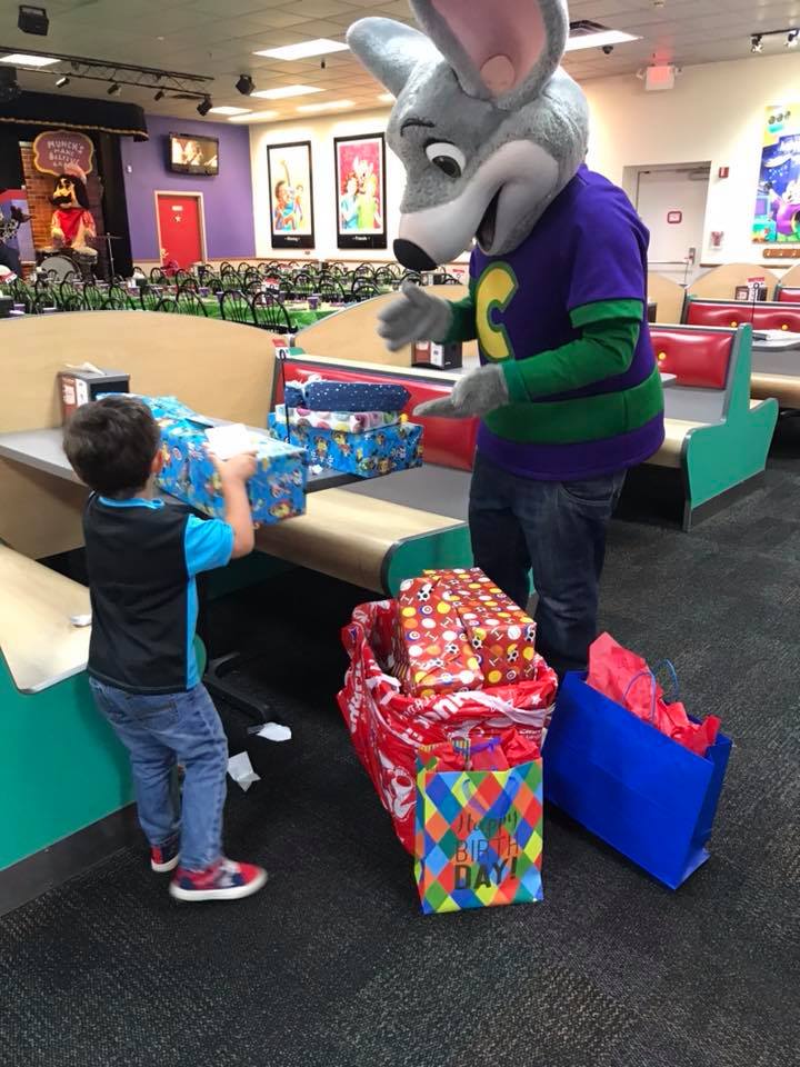 chuck e cheese party for kid